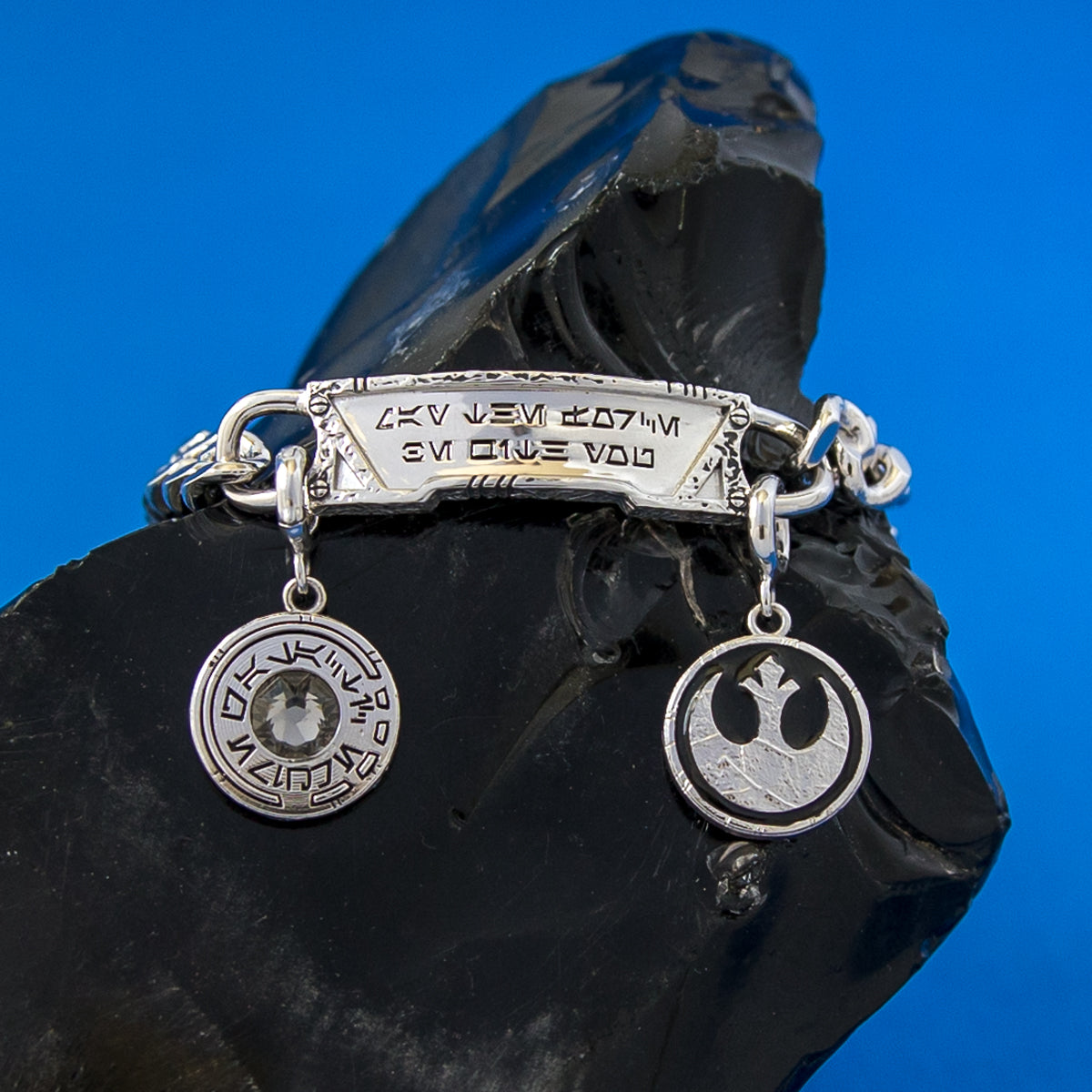 Adjustable links and sculpted clasp on Star Wars Galactic Forge jewelry